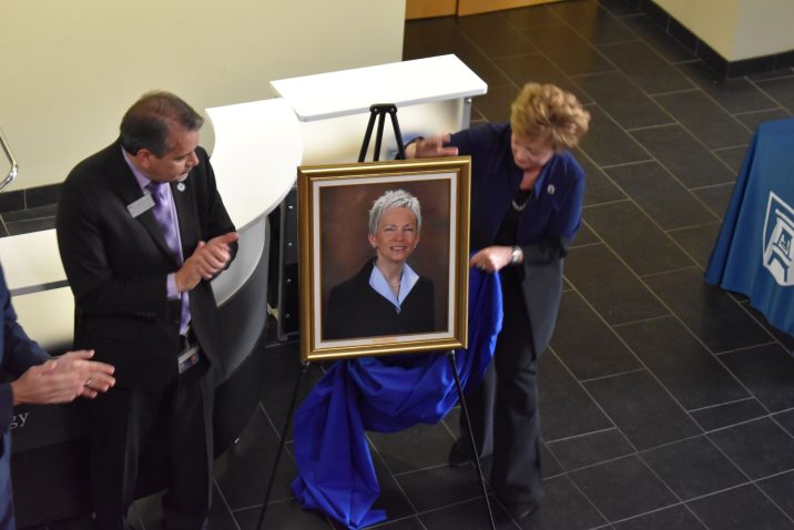 凯文·维勒兹和黛比·莱曼为辛普森博士揭幕. Marion's official portrait.