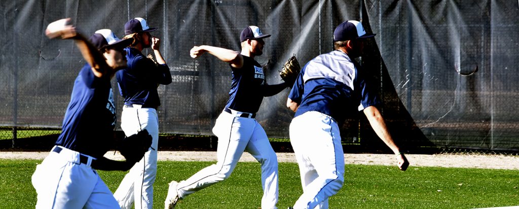 Baseball players throwing