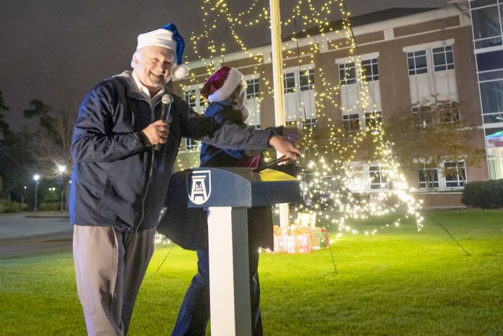 President Brooks A. Keel, PhD, and First Lady Tammie Schalue, PhD lighting the campus tree