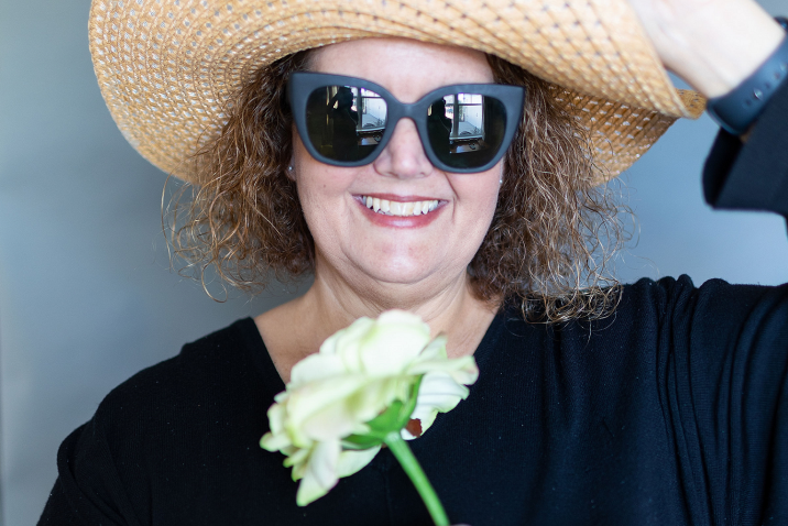 woman wearing sunglasses and hat