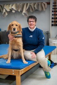 una mujer y un perro