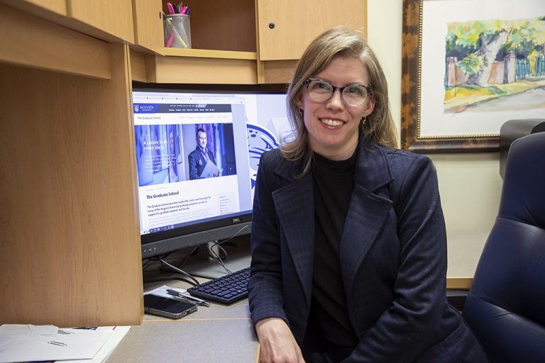 Woman in front a computer