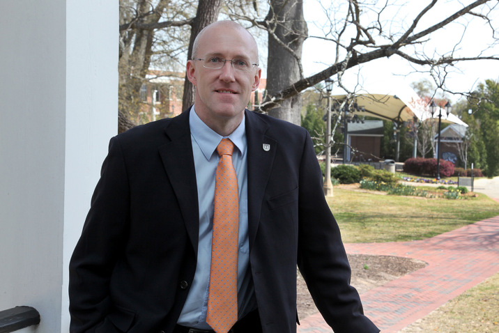 photo from article Mark Thompson named new dean of Hull College of Business