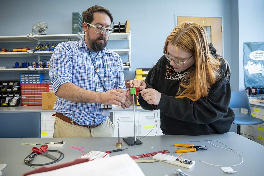 Man working with a woman in a lab