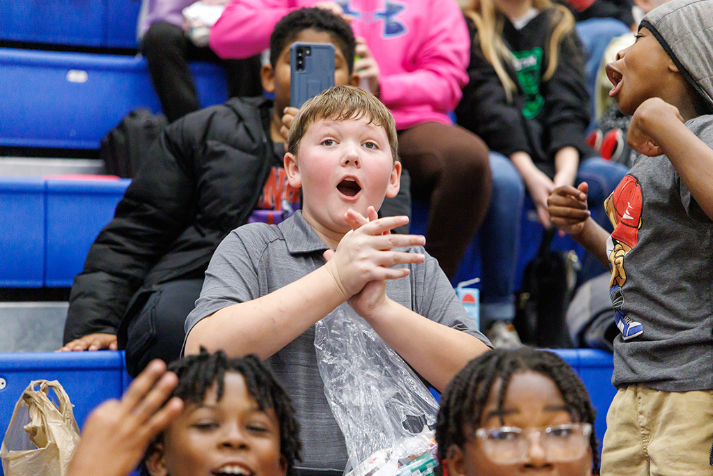 Kids reacting and clapping