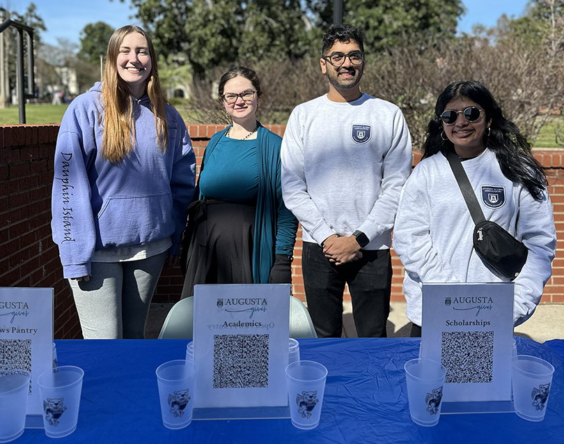 A group of AU volunteers