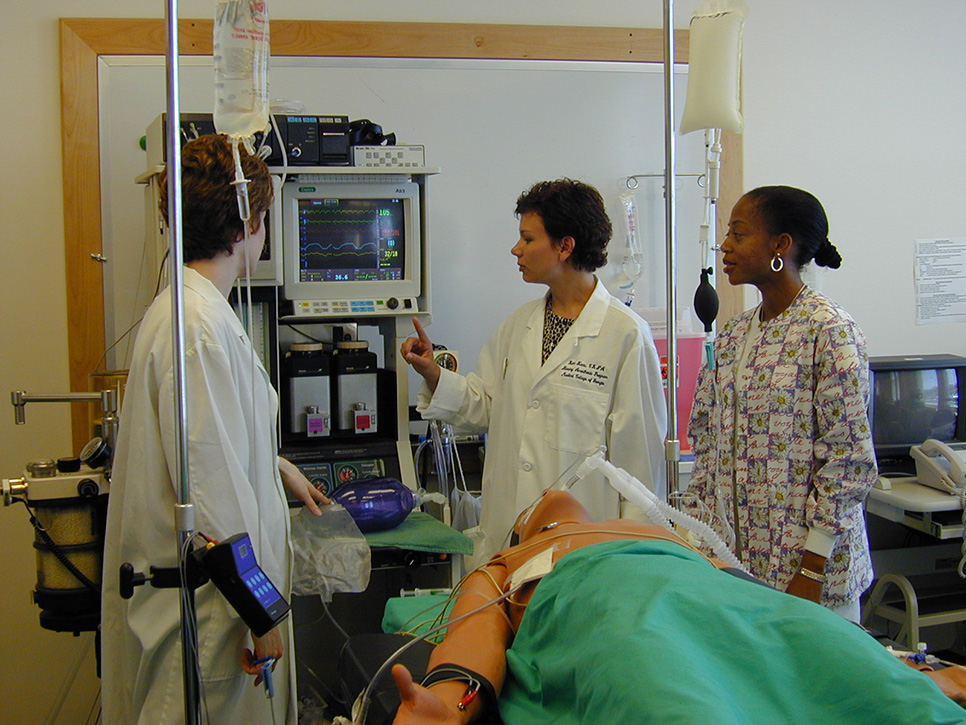 Women working in a simulation lab