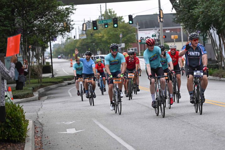 In this photo, you see people riding bicycles during PaceDay 2026